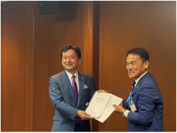 峰会長（唐津市長・右）から山口知事へ要望書の手交