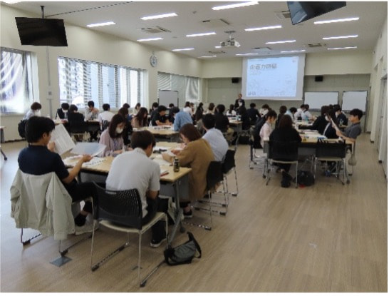 佐賀県市町会館での職員研修の様子